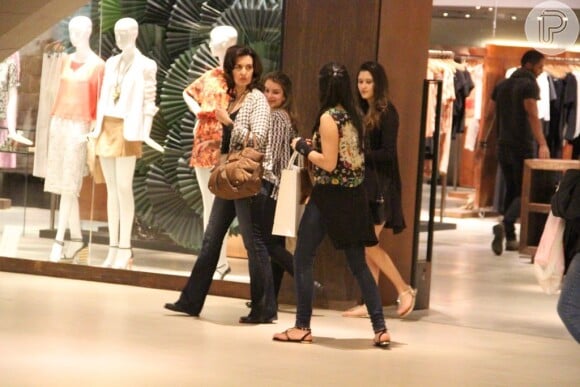 Fátima Bernardes foi ao shopping Village Mall, na Barra da Tijuca, Zona Oeste do Rio, com as filhas Laura e Beatriz na noite desda sexta-feira, 22 de agosto de 2014