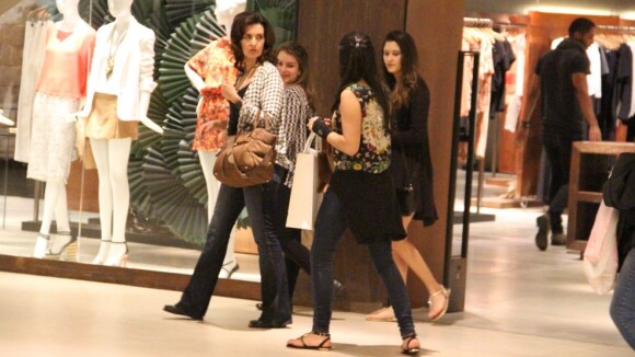 Fátima Bernardes vai às compras com as filhas e tira foto com fã em shopping