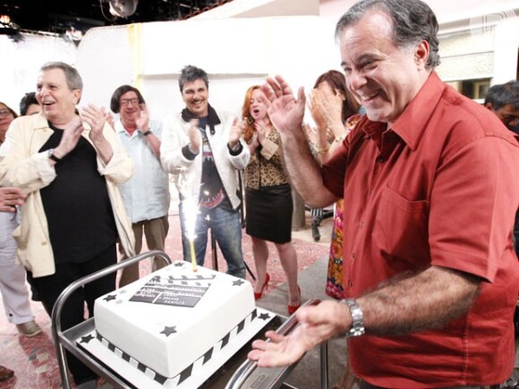 Tony Ramos ganha homenagem pelo seu aniversário nos bastidores de 'A Grande Família', na Globo, nesta segunda-feira, 25 de agosto de 2014