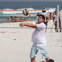 Thiago Lacerda joga vôlei, faz abdominais e alongamento em praia carioca