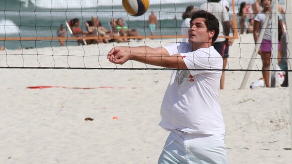 Thiago Lacerda joga vôlei, faz abdominais e alongamento em praia carioca