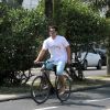 Na hora de ir embora, Thiago Lacerda optou pela bicicleta como meio de transporte