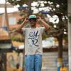 Marcelo Mello Jr., 'Dança dos Famosos', posa para campanha de moda em comunidade no Rio