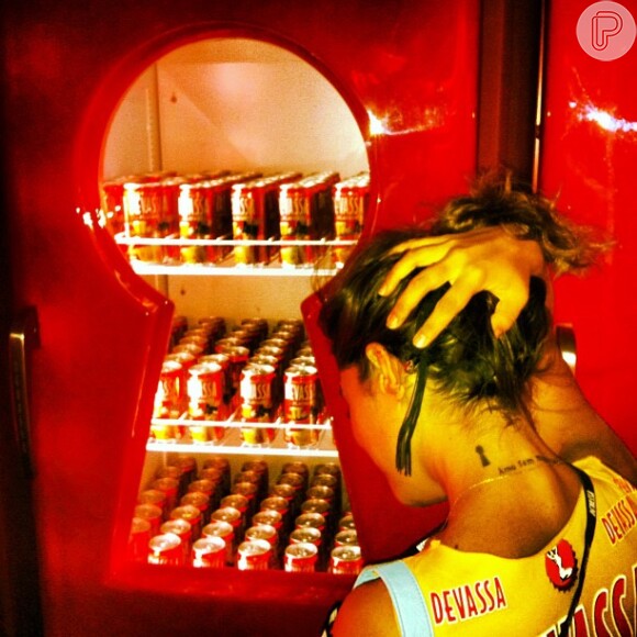 Lua Leça, namorada de Maria Gadú, brinca ao ver uma geladeira cheia de cervejas: 'Babou'