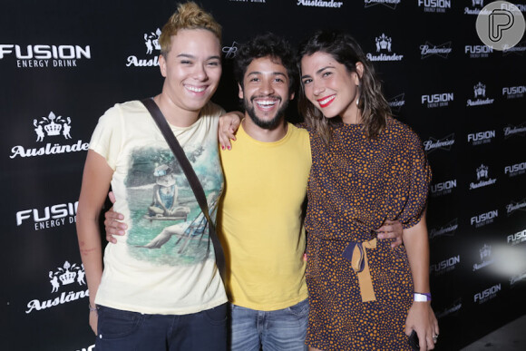 Maria Gadú e a namorada, Lua Leça, posam entre o cantor Leandro Léo, grande amigo do cantor