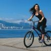 Alessandra Negrini procura andar de bicicleta quando está no Rio de Janeiro e além de se aproveitar dos benefícios de pedalar, curte a paisagem da cidade: 'É quando eu me sinto mais feliz'