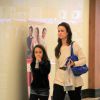 Carolina Kasting e a filha, Cora, passeiam juntas em shopping do Rio de Janeiro (29 de agosto de 2014)