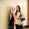 Carolina Kasting e a filha, Cora, passeiam juntas em shopping do Rio de Janeiro (29 de agosto de 2014)