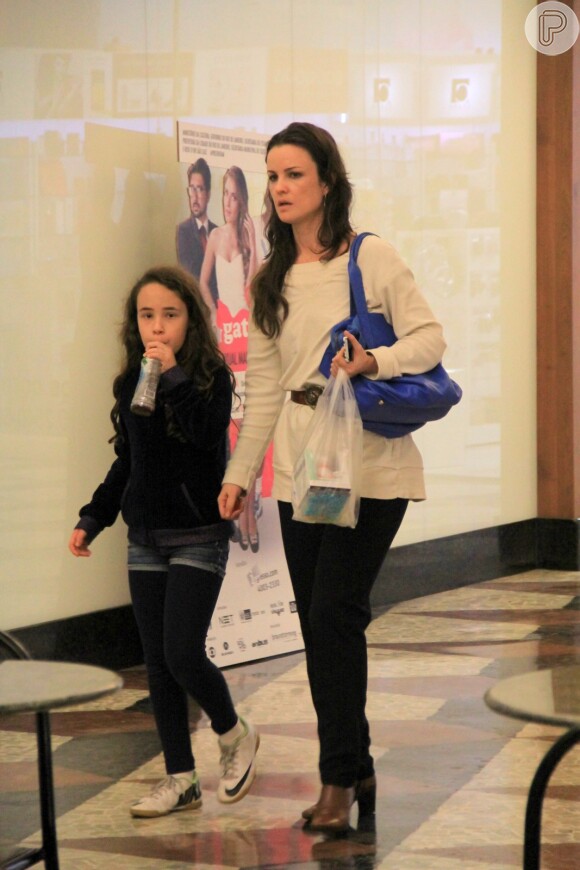 Carolina Kasting e a filha, Cora, de 9 anos, andam juntas em shopping do Rio de Janeiro