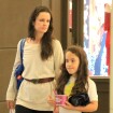 Carolina Kasting passeia com a filha, Cora, em shopping do Rio de Janeiro