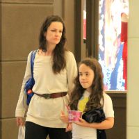Carolina Kasting passeia com a filha, Cora, em shopping do Rio de Janeiro