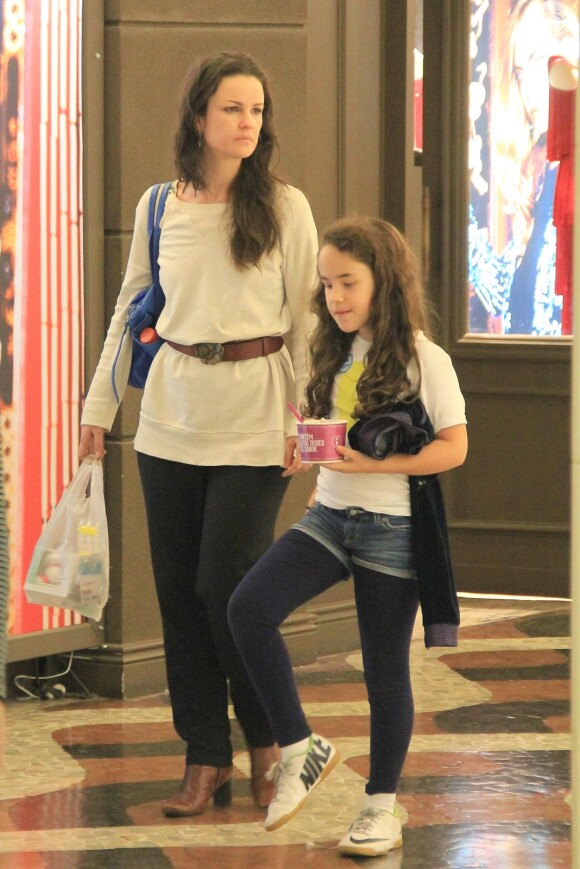 Carolina Kasting passeia com a filha, Cora, de 9 anos, em shopping do Rio