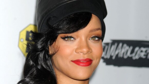 Rihanna lança o álbum 'Unapologetic' com o último show da turnê '777'