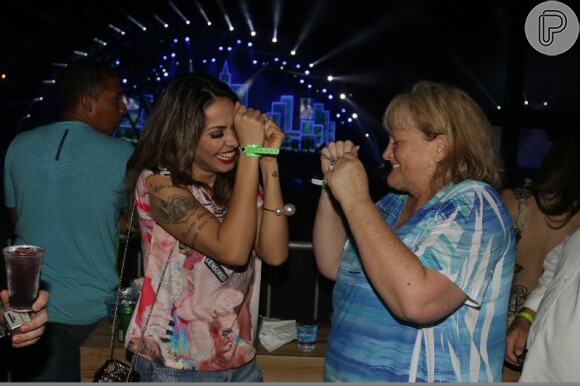 Alinne Rosa ensina a ex-mulher de Michel Jackson, Debbie Rowe, a dançar arrocha na gravação do DVD de Cristiano Araújo, em Cuiabá, no sábado, 30 de agosto de 2014
