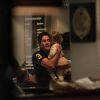 Cantor Gian abraça a sobrinha em noite do aniversário da mulher, Tati Moreto, em São Paulo