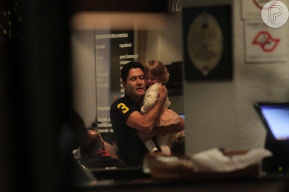 Cantor Gian abraça a sobrinha em noite do aniversário da mulher, Tati Moreto, em São Paulo