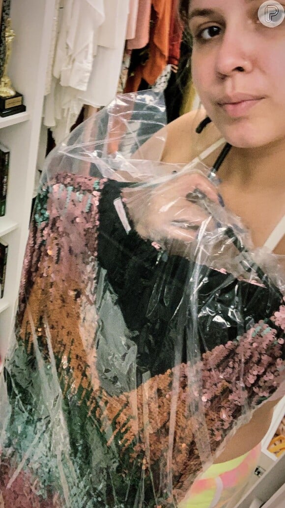 Marília Mendonça mostrou vestido que será vendido em bazar