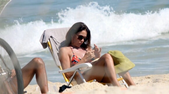 Carolina Ferraz curte dia de sol com o namorado, Marcelo Marins, no Rio