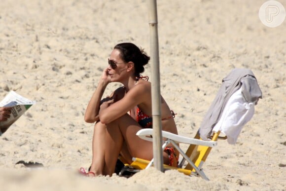 Carolina Ferraz coloca o bronzeado em dia em praia carioca