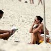 Carolina Ferraz e o namorado, Marcelo Marins, curtem dia de sol na praia do Leblon, no Rio de Janeiro (2 de setembro de 2014)