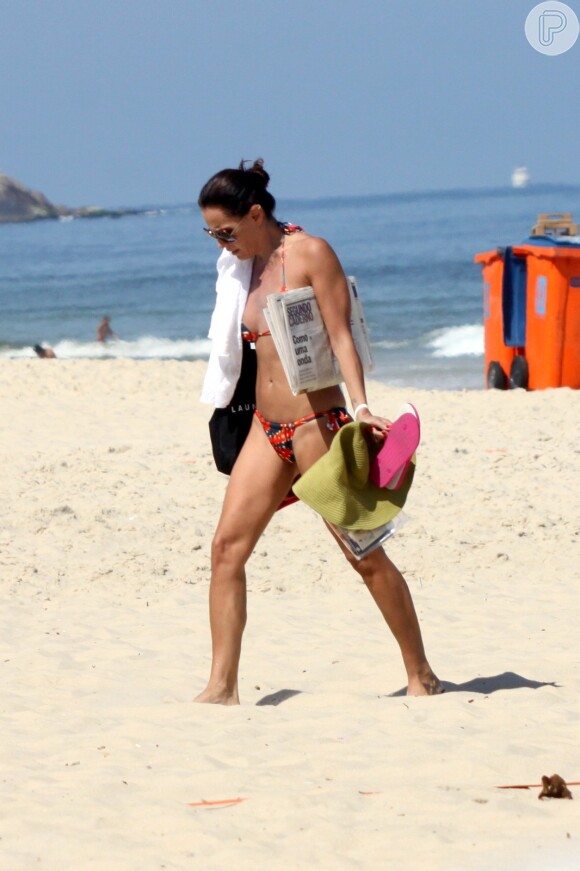 Carolina Ferraz curte dia de sol na praia do Leblon, na Zona Sul do Rio de Janeiro