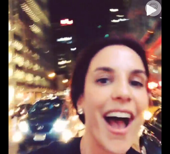 Ivete Sangalo fez um rápido vídeo durante um passeio de bicicleta à noite pelas ruas de Nova York e compartilhou na sua conta do Instagram: 'Que delícia!'
