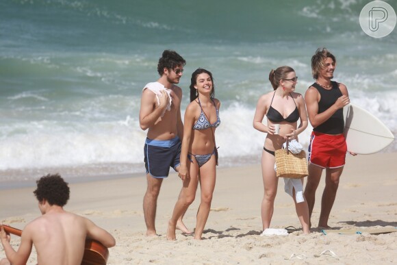 Isis Valverde, Marco Pigossi, Brenno Leone e Alice Wegmann gravam cenas de 'Boogie Oogie', na praia do Recreio dos Bandeirantes, na Zona Oeste do Rio de Janeiro