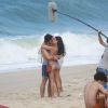 Isis Valverde grava cenas de 'Boogie Oogie', na praia do Recreio dos Bandeirantes, na Zona Oeste do Rio de Janeiro. Marco Pigossi, Brenno Leone e Alice Wegmann também estiveram na gravação (5 de setembro de 2014)