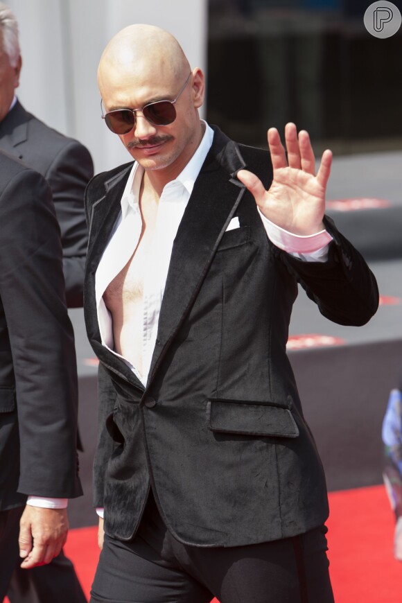 James Franco deixa peitoral à mostra durante passagem pelo tapete vermelho do Festival de Veneza