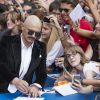 James Franco atende fãs ao passar pelo tapete vermelho do Festival de Veneza