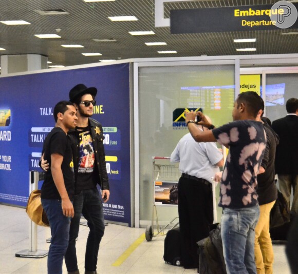 Chay Suede deu um show de simpatia no Rio e posou com fãs no aeroporto