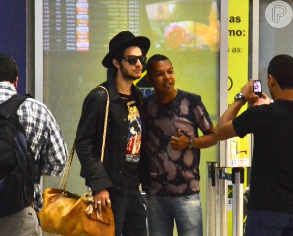 Chay Suede posa com fã antes de embarcar no aeroporto Santos Dumont, no Rio, nesta sexta-feira, 5 de setembro de 2014