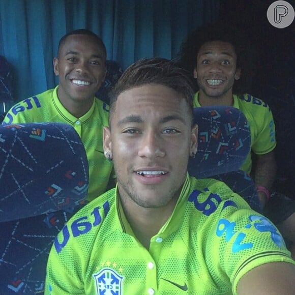 Neymar tira selfie com colegas da Seleção Brasileira depois do último treino antes do jogo contra a Colômbia