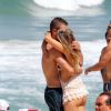 Fernanda Lima e Rodrigo Hilbert aproveitaram o dia de sol no Rio e namoraram na praia