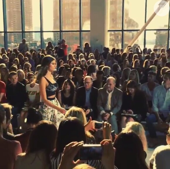 Isabelli Fontana desfila com looks da estilista belga Diane von Furstenberg