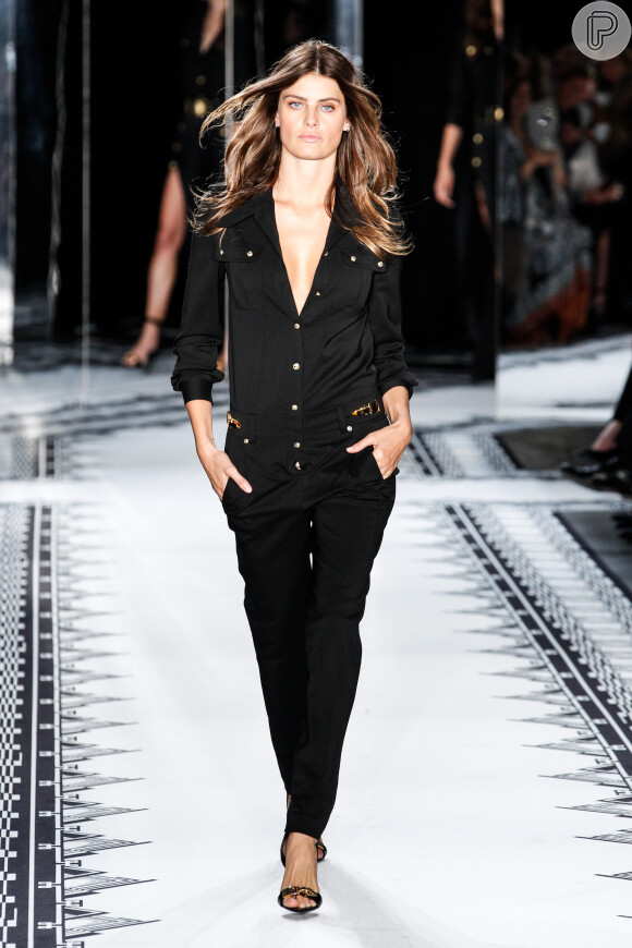 Isabelli Fontana também desfilou pela grife Versace na Semana de Moda de Nova York