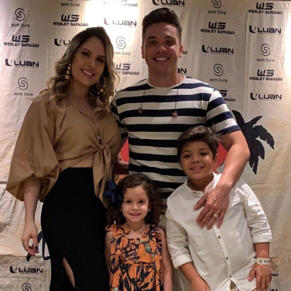 Wesley Safadão posou com a mulher, Thyane Dantas, e os filhos 