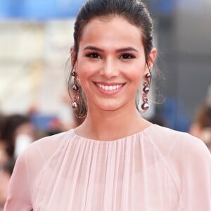 Bruna Marquezine disse que tenta ser um exemplo para a irmã mais nova, Luana