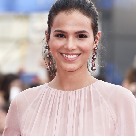 Bruna Marquezine disse que tenta ser um exemplo para a irmã mais nova, Luana