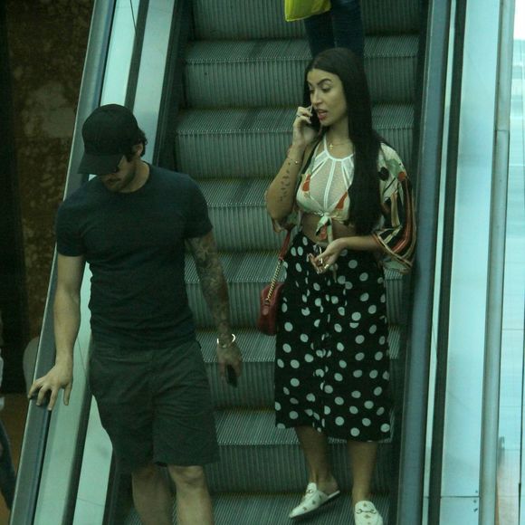 Segundo o paparazzo responsável pelos cliques, o casal disfarçou que estava junto