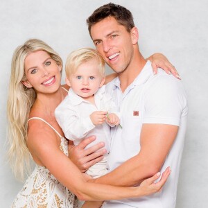 Filho de Karina Bacchi, Enrico foi pajem em casamento da atriz com Amaury Nunes nesta quinta-feira, 29 de novembro de 2018