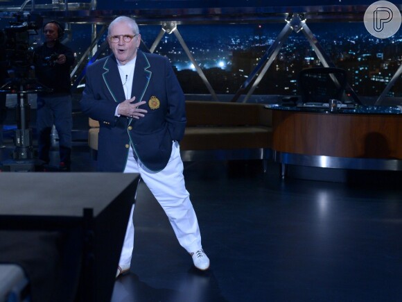 Jô Soares voltou a gravar o seu 'Programa do Jô' na tarde desta segunda-feira, 8 de setembro de 2014. Assim que chegou para a gravação, o apresentador surpreendeu ao aparecer mais magro e sem barba após passar mais de um mês se recuperando de uma infecção pulmonar