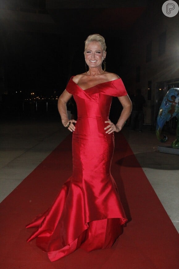 Xuxa Meneghel apostou em vestido longo vermelho com cauda para a comemoração dos 25 anos da revista 'Caras'