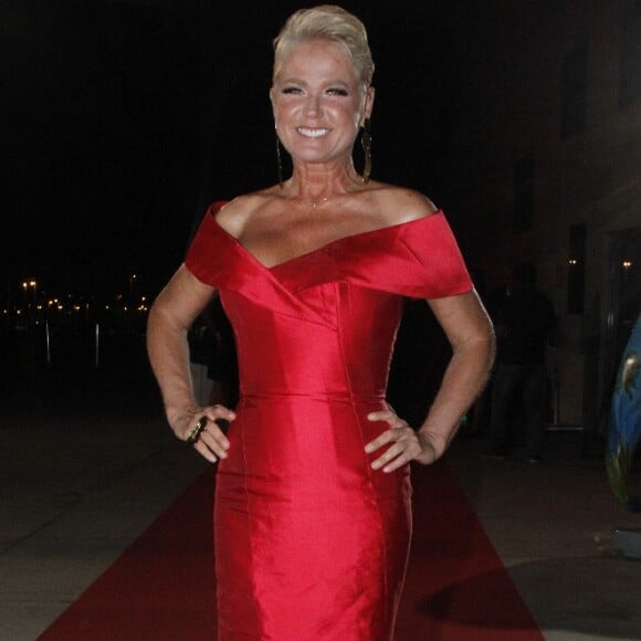 Xuxa Meneghel apostou em vestido longo vermelho com cauda para a comemoração dos 25 anos da revista 'Caras'