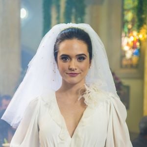 Marocas (Juliana Paiva) deixa a família encantada ao surgir de noiva no capítulo de sábado, 15 de dezembro de 2018 da novela 'O Tempo Não Para'