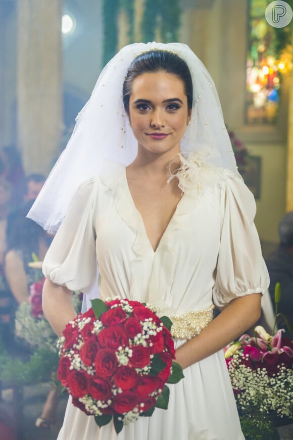 Marocas (Juliana Paiva) deixa a família encantada ao surgir de noiva no capítulo de sábado, 15 de dezembro de 2018 da novela 'O Tempo Não Para'