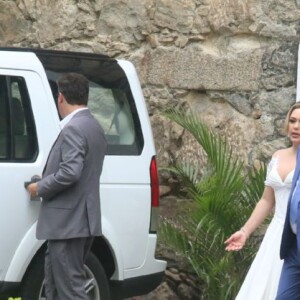 Tânia Mara e Jayme Monjardim caminham juntos após celebração de casamento