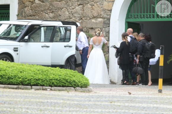 Tânia Mara e Jayme Monjardim são fotografados após cerimônia de casamento