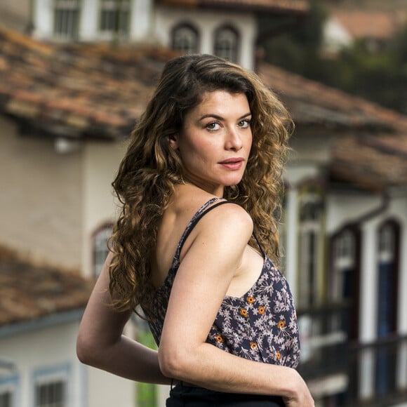 Cris (Vitória Strada) humilha Isabel (Alinne Moraes) nos próximos capítulos da novela 'Espelho da Vida': 'Você é baixa!'