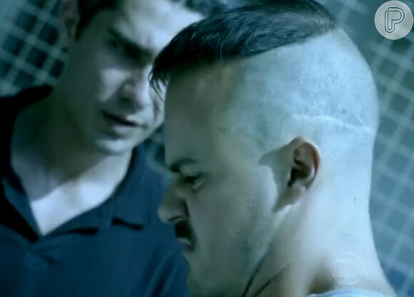 Paulinho Vilhena exibe uma cicatriz na cabeça em cenas da novela 'Império', fruto de um implante de cabelo malsucedido